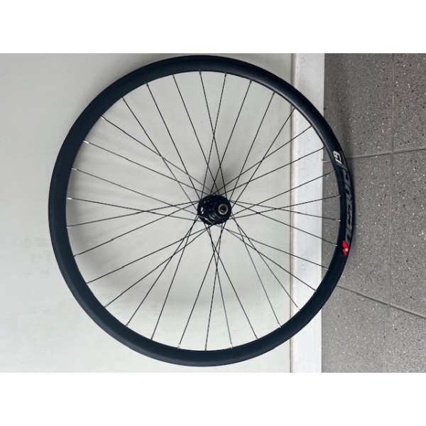 Mach Gravel 8-12sp 6Bolt Q/R axle, sealed bearing